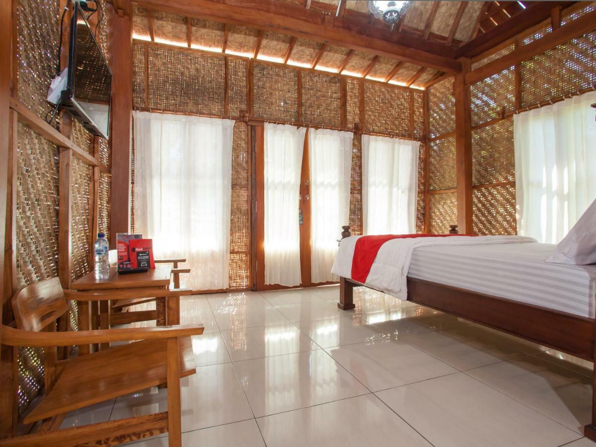 Hotel RedDoorz near Banyuwangi Kota Train Station Exterior foto
